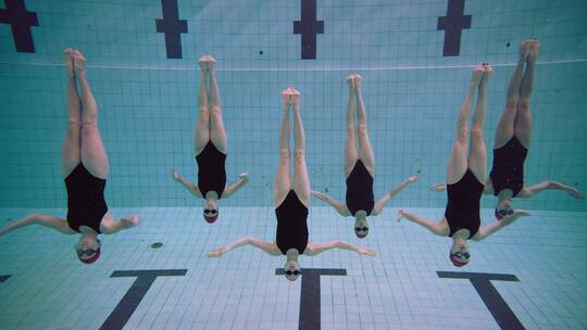 女子花样游泳运动员在游泳池训练
