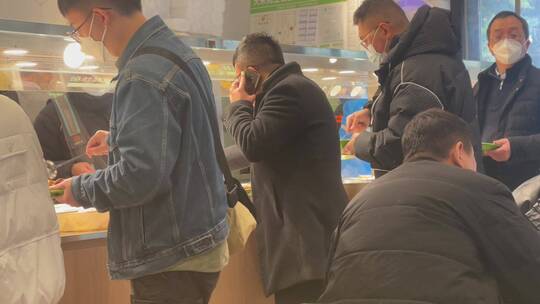 食堂餐厅自助餐打饭的人2视频素材模板下载