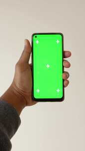 年轻人手部使用绿屏智能手机的Pov镜头