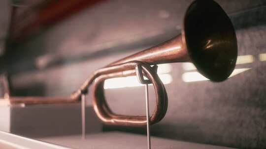 博物馆陈列的老式铜号