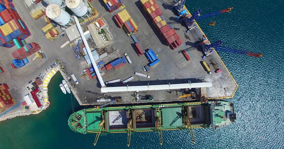 俯拍航运港口集装箱船