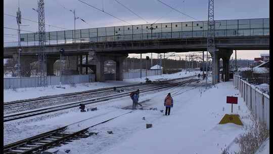 寒冬铁路工人清理铁道积雪