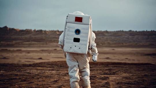 火星上行走的宇航员视频素材模板下载