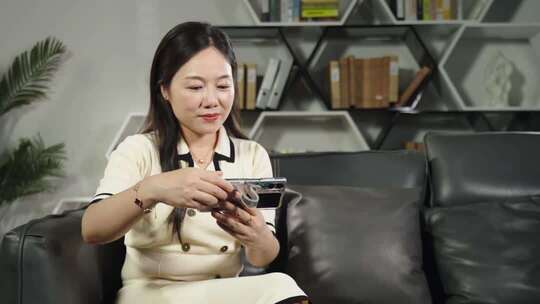 女性沙发上使用手机