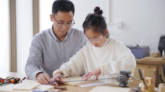 爸爸指导女儿做木工手工DIY工匠画图设计