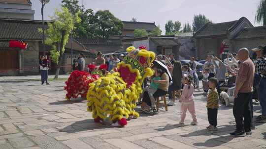 民俗表演农村看舞狮表演舞台观众互动