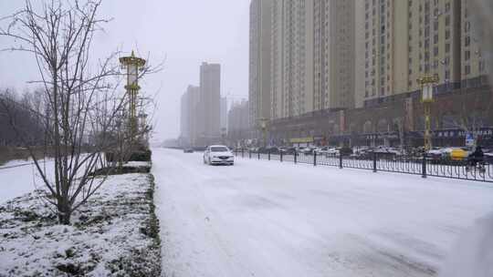 4k北方城市下大雪的马路上的车辆