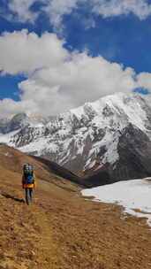 攀登横断山脉勒多曼因雪山的登山者徒步进山