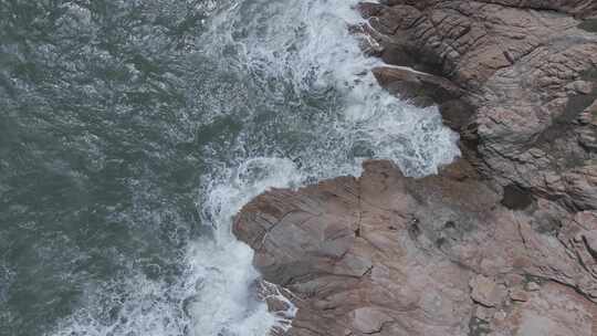 海浪拍击海岸