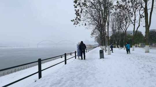 手机4K摄宜昌伍家岗滨江大雪纷飞景4