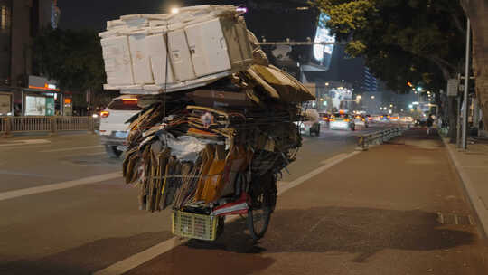 城市夜晚努力生活的人