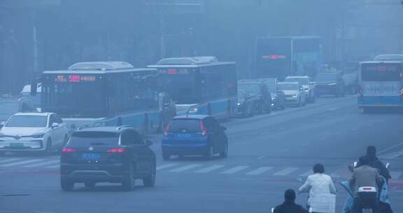 雾霾天气城市交通车辆行驶