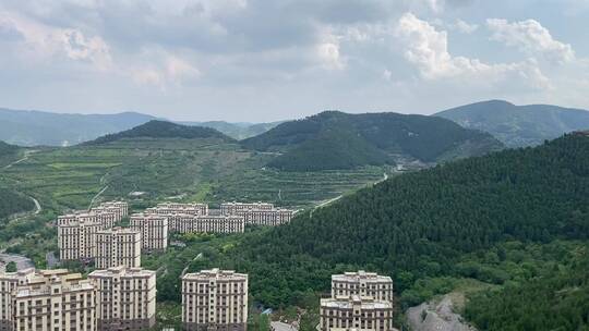 济南城区南部野峪顶，蓝天白云俯瞰城市全貌