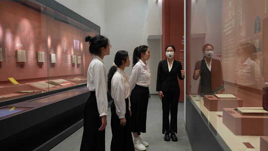 女性参观展览听讲解