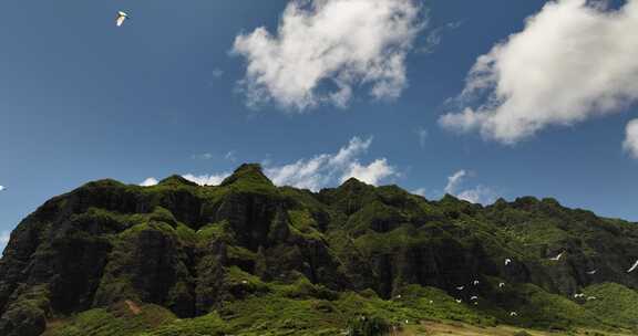 风景-航拍海边的小山与蓝天白云