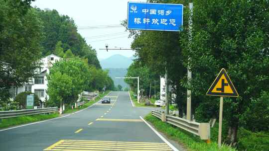 开车行驶林荫小道汽车乡村公路道路驾驶视角