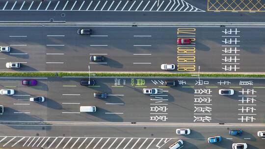 城市道路繁忙车流航拍