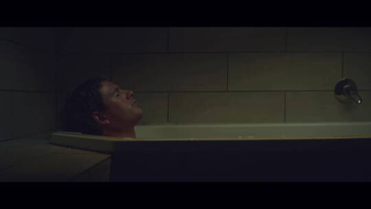 男士躺在浴缸泡澡视频素材模板下载