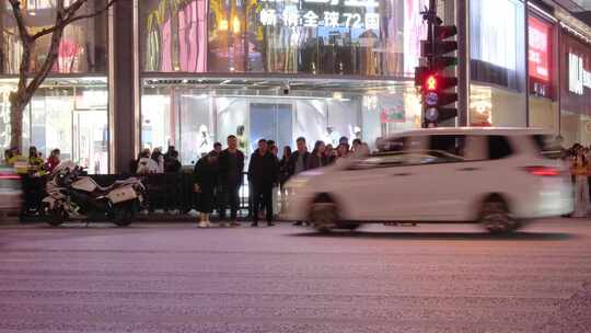 杭州城市夜晚行人过马路车流人流脚步