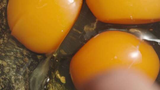 鸡蛋蛋黄倒入碗中打蛋慢动作特写