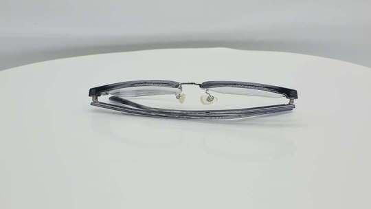 白色平台上的眼镜素材