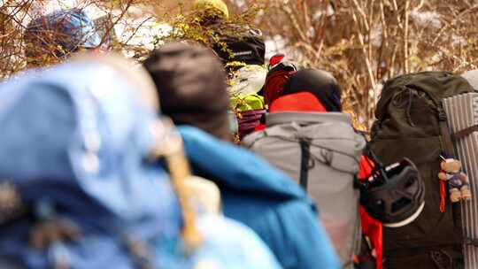 攀登岷山山脉雪宝顶雪山的登山队徒步进山