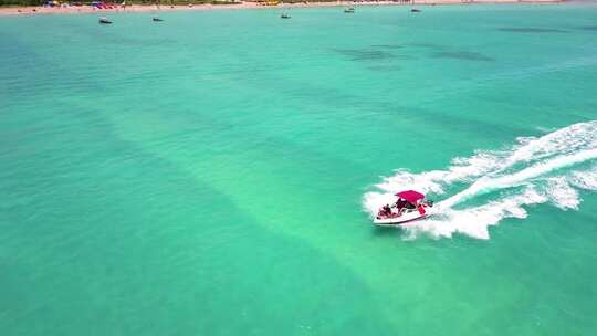 海边游艇翻出海浪浪花