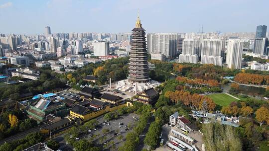 蓝天白云下的常州天宁寺