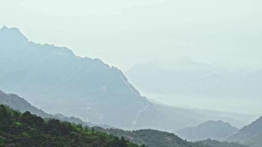 夏季金山岭长城早晨阴雨雾气风光