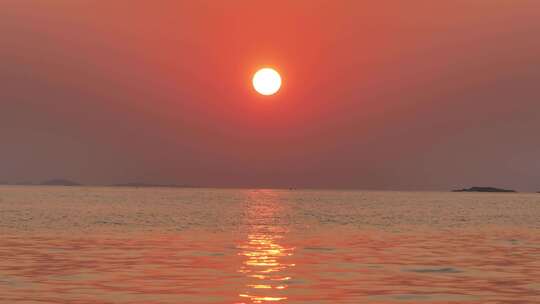 海上日落，夕阳映照水面的美丽景象