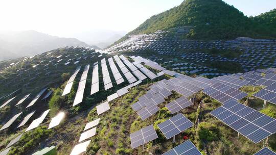 航拍山上光伏太阳能电池板