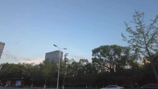 夕阳西下汽车窗外的风景