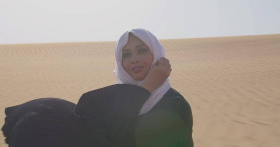 穆斯林妇女在沙漠中拍摄