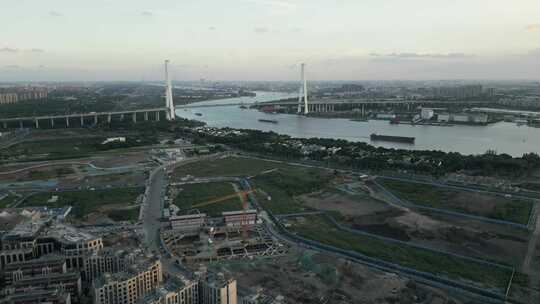 无人机飞过横跨上海的杨浦大桥中国城城建工