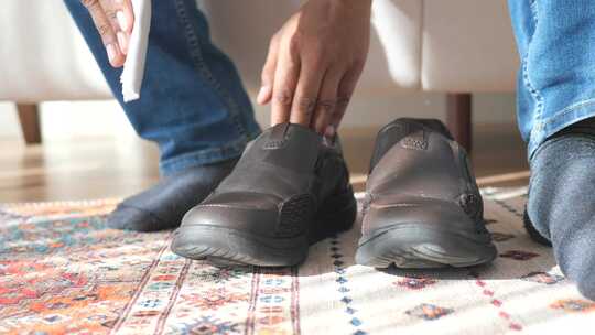 男人用湿布擦拭皮鞋视频素材模板下载