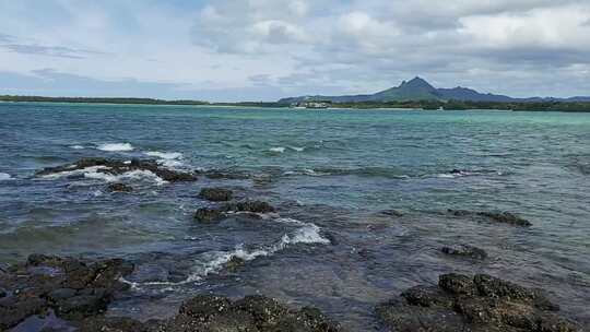 波浪拍打着岩石海岸