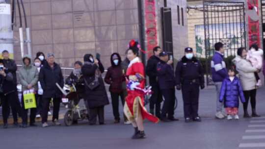 户外街头的民俗表演活动