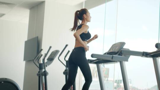 女人跑步机上跑步减肥瑜伽裤健身衣
