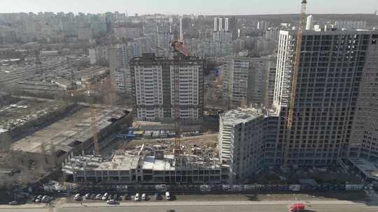 正在建造的多层建筑的无人机视频