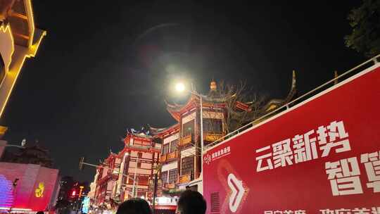 上海春节豫园龙年灯会游客游玩人流城隍庙素视频素材模板下载