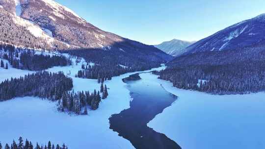 航拍新疆雪山风光