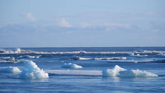 海洋中的冰山在融化