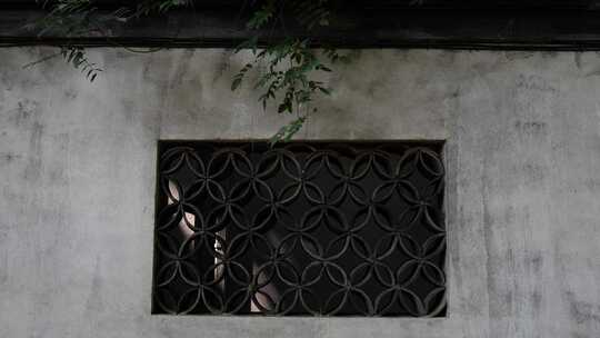 江南古建筑的白墙黑瓦窗户