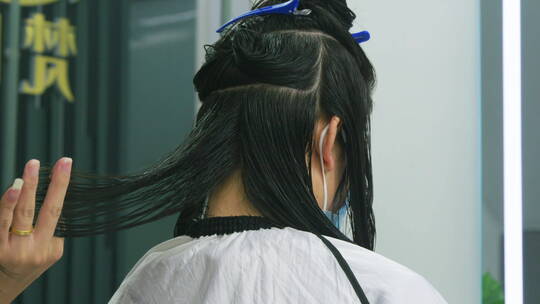 中国女性在理发店修剪头发