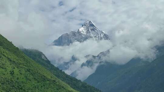 航拍云雾缭绕的四川阿坝四姑娘山幺妹峰