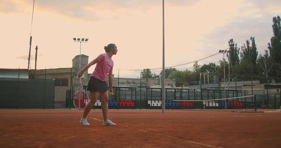 一名女孩正在练习打网球