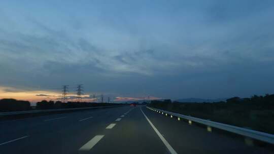 行驶高速公路 驾驶员视角拍摄高速夕阳