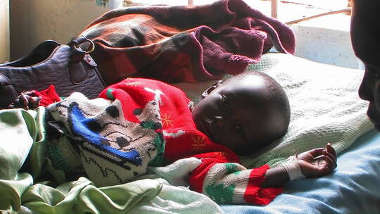 非洲婴儿躺在医院的床上