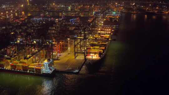 航拍夜晚繁忙的物流港口
