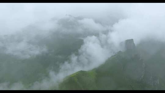 航拍甘南洛克之路风光 雨中云雾